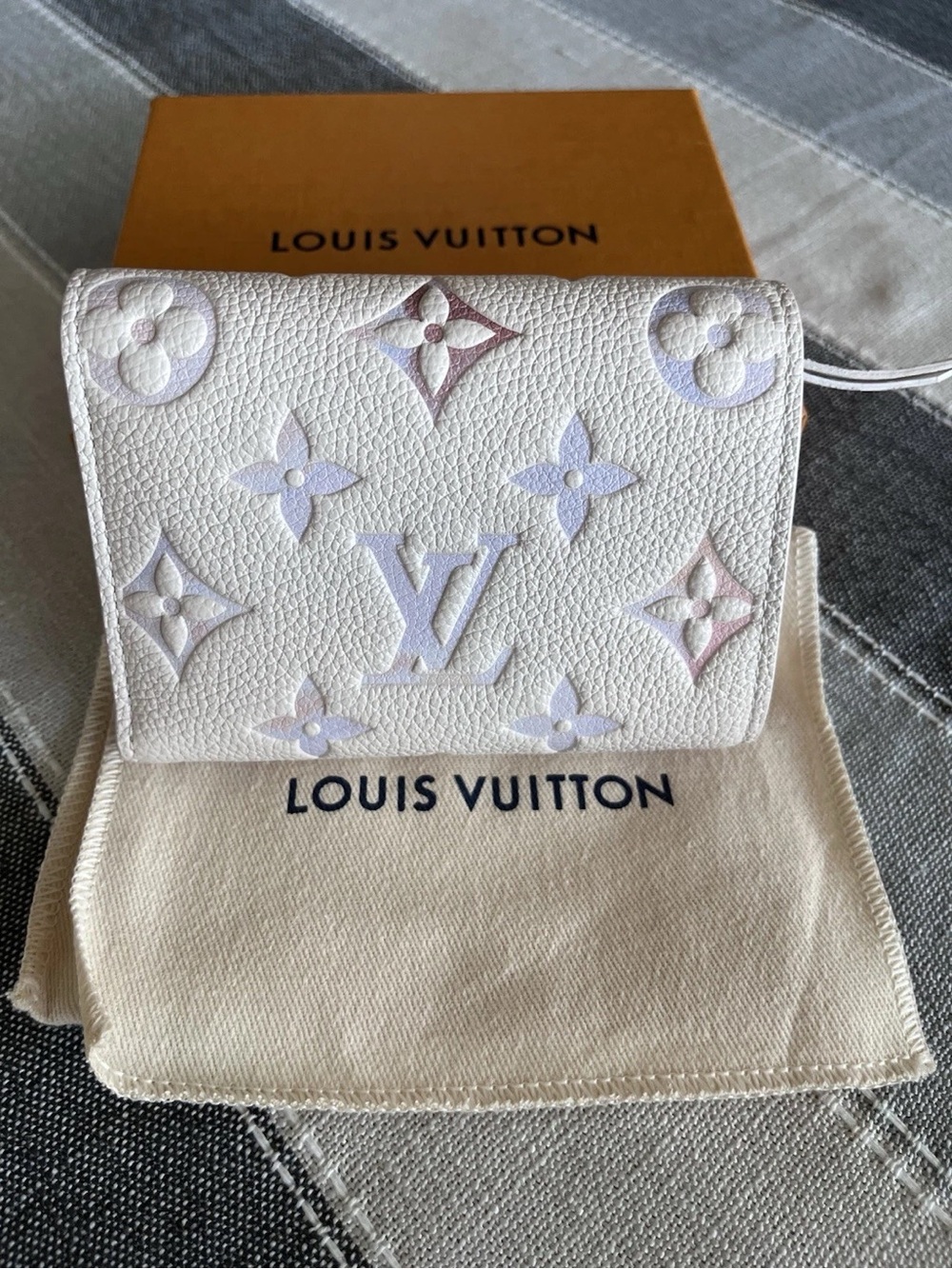 Louis Vuitton White Compact Wallet with Pastel Monogram - Picture 3 of 8